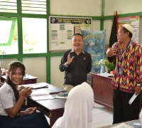 Wakil Menteri Pendidikan Dasar dan Menengah Fajar Riza Ul Haq berdialog dengan siswa dan guru saat kunjungan kerja ke SMP Negeri 1 Anjongan di Kabupaten Mempawah, Kalbar.