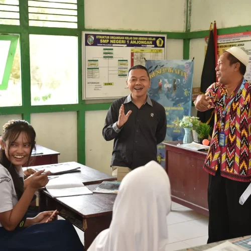 Wakil Menteri Pendidikan Dasar dan Menengah Fajar Riza Ul Haq berdialog dengan siswa dan guru saat kunjungan kerja ke SMP Negeri 1 Anjongan di Kabupaten Mempawah, Kalbar.