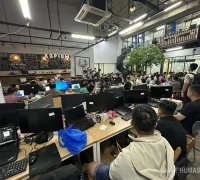 Petugas imigrasi melakukan pemeriksaan terhadap 321 WNA yang terlibat kasus judi online internasional di Jakarta Barat.