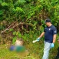Petugas Polres Sekadau melakukan olah TKP penemuan mayat petani di Jalan Botong Sekadau.