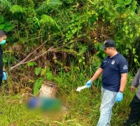 Petugas Polres Sekadau melakukan olah TKP penemuan mayat petani di Jalan Botong Sekadau.