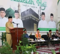 Sekda Kalbar Harisson saat melepas CJH Kloter 14 di Asrama Haji Pontianak.