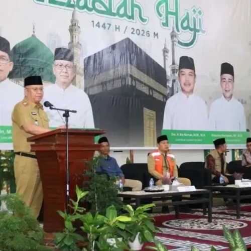 Sekda Kalbar Harisson saat melepas CJH Kloter 14 di Asrama Haji Pontianak.