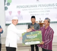 Gubernur Kalbar Ria Norsan saat mengukuhkan Pengurus IPHI dan MTP IPHI Kayong Utara periode 2025–2030 dalam acara resmi di Pendopo Bupati Kayong Utara. (MC Kalbar)
