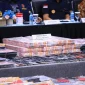Petugas Badan Reserse Kriminal Kepolisian Negara Republik Indonesia saat konferensi pers pengungkapan jaringan judi online internasional di Jakarta Barat dengan ratusan tersangka dan barang bukti.