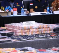Petugas Badan Reserse Kriminal Kepolisian Negara Republik Indonesia saat konferensi pers pengungkapan jaringan judi online internasional di Jakarta Barat dengan ratusan tersangka dan barang bukti.