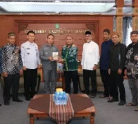 Gubernur Kalbar Ria Norsan bersama Ikatan Alumni Pesantren Tebuireng membahas kolaborasi pendidikan karakter Qur’ani di Pontianak. (dok. MC Kalbar)