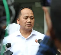 1761310567 (1) Kapuspenkum Kejagung, Anang Supriatna, saat memberikan penjelasan terkait perkembangan kasus dugaan korupsi tata kelola minyak mentah Pertamina. (Dok. Kejagung)