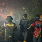 Petugas gabungan memadamkan karhutla di tengah medan berat dan kepulan asap tebal di Rasau Jaya, Kubu Raya. (Res-KKR)