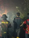 Petugas gabungan memadamkan karhutla di tengah medan berat dan kepulan asap tebal di Rasau Jaya, Kubu Raya. (Res-KKR)