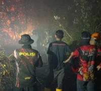 Petugas gabungan memadamkan karhutla di tengah medan berat dan kepulan asap tebal di Rasau Jaya, Kubu Raya. (Res-KKR)