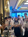 Pelajar dan mahasiswa memadati pameran Ayo Kuliah di Malaysia di Hotel Golden Tulip Pontianak sambil berkonsultasi dengan perwakilan universitas.