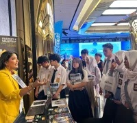 Pelajar dan mahasiswa memadati pameran Ayo Kuliah di Malaysia di Hotel Golden Tulip Pontianak sambil berkonsultasi dengan perwakilan universitas.