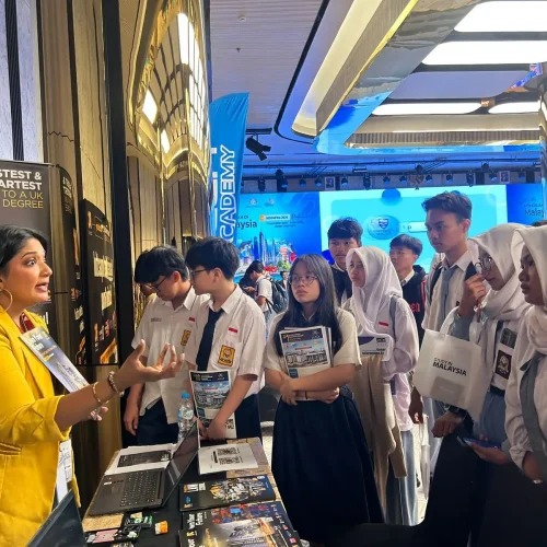 Pelajar dan mahasiswa memadati pameran Ayo Kuliah di Malaysia di Hotel Golden Tulip Pontianak sambil berkonsultasi dengan perwakilan universitas.