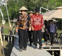 Wali Kota Singkawang Tjhai Chui Mie meresmikan kawasan wisata pertanian terpadu Saung Timur di Nyarumkop. (MC Singkawang)