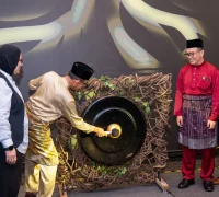Abdul Karim Rahman Hamzah, Menteri Pariwisata, Industri Kreatif, dan Seni Pertunjukan Sarawak, meresmikan peluncuran Rainforest World Music Festival 2026.
