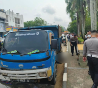 Kecelakaan mobil Toyota dan sepeda motor Yamaha Freego di Jalan Jenderal Sudirman, depan Balai Betomu Sanggau, yang menewaskan pengendara lansia. (foto: Res-Sgu)
