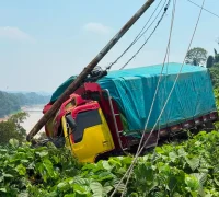 Truk Mitsubishi mengalami kecelakaan tunggal akibat diduga rem blong di Jalan Poros Tengah Sanggau.