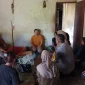 Komisatun saat mendapatkan perawatan intensif dari bidan setempat, termasuk pemasangan infus setelah ditemukan di kebun karet.