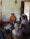 Komisatun saat mendapatkan perawatan intensif dari bidan setempat, termasuk pemasangan infus setelah ditemukan di kebun karet.