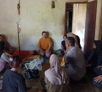 Komisatun saat mendapatkan perawatan intensif dari bidan setempat, termasuk pemasangan infus setelah ditemukan di kebun karet.