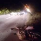 Petugas Polsek Jangkang melakukan olah TKP kecelakaan yang menewaskan seorang perangkat desa di Jalan Raya Balai Sebut–Kembayan, Kabupaten Sanggau.