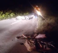 Petugas Polsek Jangkang melakukan olah TKP kecelakaan yang menewaskan seorang perangkat desa di Jalan Raya Balai Sebut–Kembayan, Kabupaten Sanggau.