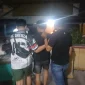 Polisi Polsek Sekayam mengamankan terduga pelaku curanmor beserta dua sepeda motor barang bukti di Sanggau.