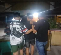 Polisi Polsek Sekayam mengamankan terduga pelaku curanmor beserta dua sepeda motor barang bukti di Sanggau.