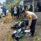 Petugas kepolisian melakukan olah TKP kecelakaan truk kontainer dan Honda Vario di Jalan Batang Tarang–Tayan Hulu, Kabupaten Sanggau, yang menewaskan pengendara motor.