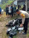 Petugas kepolisian melakukan olah TKP kecelakaan truk kontainer dan Honda Vario di Jalan Batang Tarang–Tayan Hulu, Kabupaten Sanggau, yang menewaskan pengendara motor.