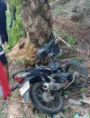 Petugas kepolisian melakukan olah TKP kecelakaan motor menabrak pohon sawit di Parindu Sanggau