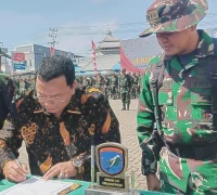 Brigjen TNI Nursyamsudin dan Wakil Bupati Kubu Raya Sukiryanto saat penutupan TMMD ke-126 di Desa Pal IX, Sungai Kakap. (foto:ird/mcKubuRaya)