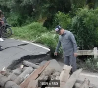 Gubernur Ria Norsan saat meninjau jalan rusak di salah satu wilayah Kalimantan Barat.