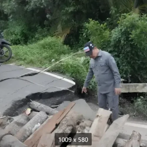 Gubernur Ria Norsan saat meninjau jalan rusak di salah satu wilayah Kalimantan Barat.