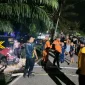 Tim gabungan memadamkan karhutla di Sukadana Kayong Utara hingga dini hari. (Res-KKU)