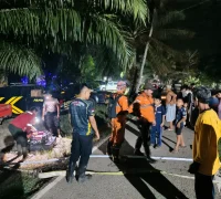 Tim gabungan memadamkan karhutla di Sukadana Kayong Utara hingga dini hari. (Res-KKU)
