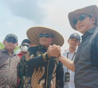 Bupati Kubu Raya Sujiwo meninjau lokasi pembangunan outer ring road 44 kilometer di Sungai Ambawang.