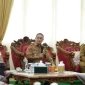 Gubernur Kalimantan Barat Ria Norsan saat rapat koordinasi Program Makan Bergizi Gratis di Pendopo Gubernur Kalbar, (11/5/2026).