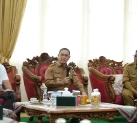 Gubernur Kalimantan Barat Ria Norsan saat rapat koordinasi Program Makan Bergizi Gratis di Pendopo Gubernur Kalbar, (11/5/2026).