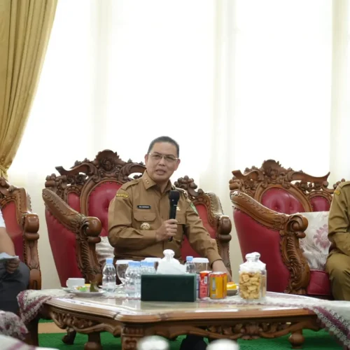 Gubernur Kalimantan Barat Ria Norsan saat rapat koordinasi Program Makan Bergizi Gratis di Pendopo Gubernur Kalbar, (11/5/2026).