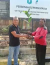 Penyerahan bantuan bibit kopi Liberika oleh KPH Wilayah Sintang Timur kepada Kelompok Tani Hutan di Kabupaten Sintang.