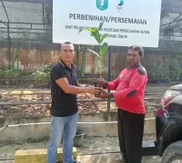 Penyerahan bantuan bibit kopi Liberika oleh KPH Wilayah Sintang Timur kepada Kelompok Tani Hutan di Kabupaten Sintang.
