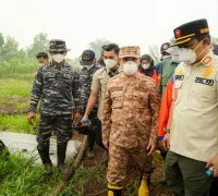 Gubernur Kalbar Ria Norsan meninjau lokasi karhutla dan menyerahkan bantuan untuk tim pemadam di Wonodadi, Kubu Raya.