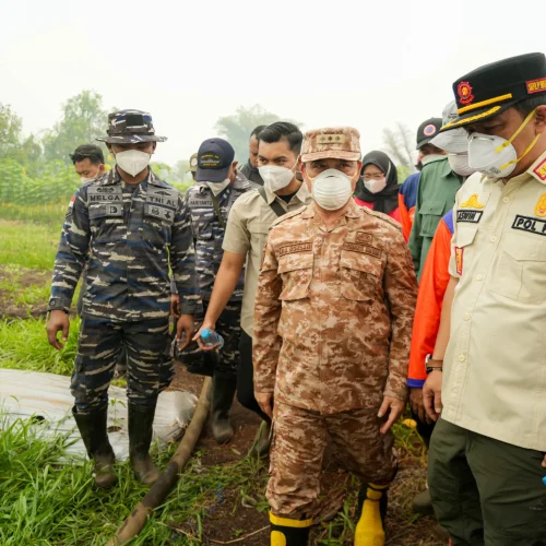 Gubernur Kalbar Ria Norsan meninjau lokasi karhutla dan menyerahkan bantuan untuk tim pemadam di Wonodadi, Kubu Raya.
