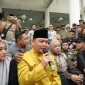 Gubernur Kalbar Ria Norsan berdialog dengan mahasiswa Aliansi Kalbar Revolusi di depan Gedung DPRD Kalbar.