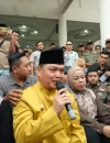 Gubernur Kalbar Ria Norsan berdialog dengan mahasiswa Aliansi Kalbar Revolusi di depan Gedung DPRD Kalbar.