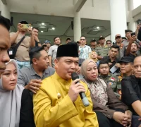 Gubernur Kalbar Ria Norsan berdialog dengan mahasiswa Aliansi Kalbar Revolusi di depan Gedung DPRD Kalbar.