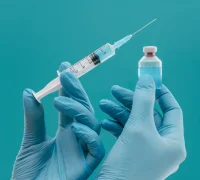 Ilustrasi pemberian vaksin heksavalen kepada bayi oleh tenaga kesehatan sebagai bagian dari program imunisasi nasional. (Freepik)