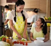 Ilustrasi - Anak menyajikan masakan buatan sendiri untuk ibu saat perayaan Hari Ibu di rumah. (Freepik.com)